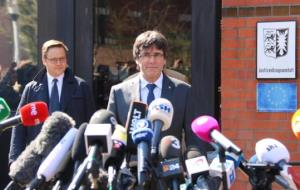 El president destituït Carles Puigdemont surt de la presó de Neumünster el 6 d'abril . ACN