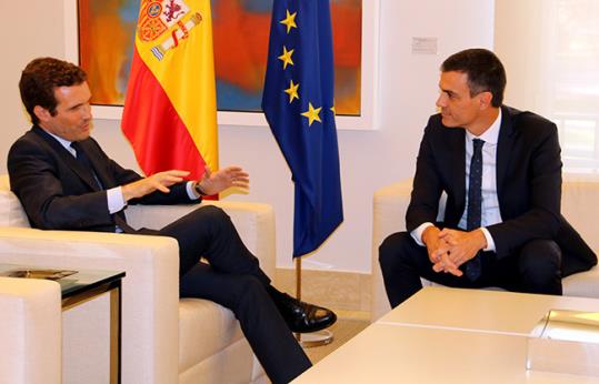 El president espanyol, Pedro Sánchez, escolta el líder del PP, Pablo Casado, durant la reunió a la Moncloa, el 2 d'agost de 2018. ACN / Tània Tàpia