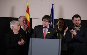 El president Puigdemont i els consellers destituïts Toni Comín, Meritxell Serret, Lluís Puig i Clara Ponsatí a Brussel·les despés de les eleccions . A