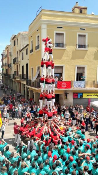 El primer 4 de 8 dels Xicots de Vilafranca arriba per les Fires de Maig. Xicots de Vilafranca