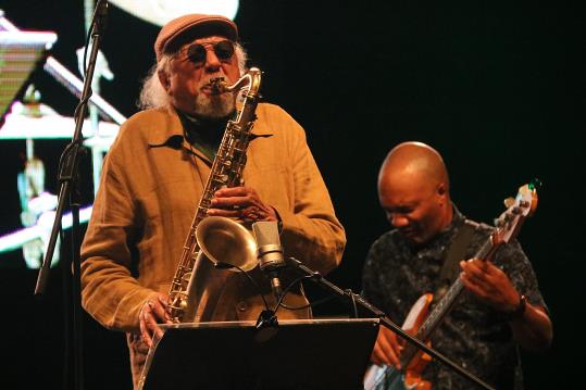 El saxofonista Charles Lloyd actuant al concert inaugural del Banc Sabadell Vijazz Penedès 2018.. ACN