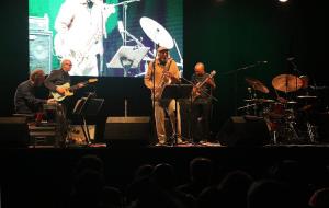 El saxofonista Charles Lloyd actuant al concert inaugural del Banc Sabadell Vijazz Penedès 2018.