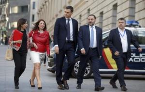 El secretari general del PSOE, Pedro Sánchez, arriba al Congrés acompanyat de Margarita Robles, Adriana Lastra i José Luis Ábalos. ACN
