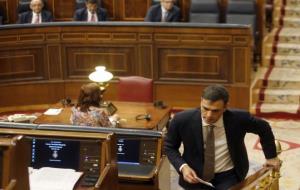 El secretari general del PSOE, Pedro Sánchez, es dirigeix al seu escó després d'un dels seus discursos durant el debat de la moció de censura. ACN