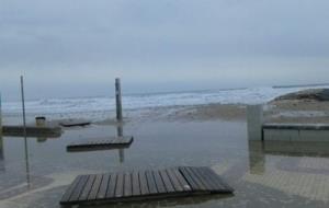 El temporal del passat cap de setmana retarda la posada a punt de les platges. Ajuntament de Cubelles