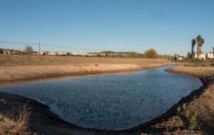 El traçat del camí de les Madrigueres passarà per l’interior de l’espai, entre les llacunes i la mota de protecció