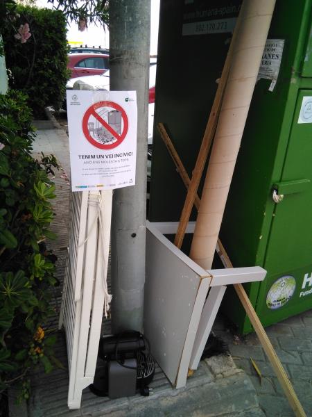 El Vendrell inicia una campanya de sensibilització contra l’abandonament de mobles a la via pública. Ajuntament del Vendrell