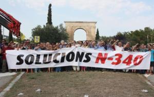 Els alcaldes del Pacte de Berà i de les Terres de l'Ebre tallen l'N-340 davant l'Arc de Berà, agafats a una cadena. ACN