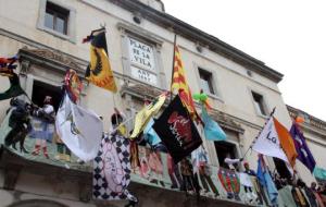 Els banderers de les comparses al balcó de l'ajuntament de Vilanova i la Geltrú. ACN
