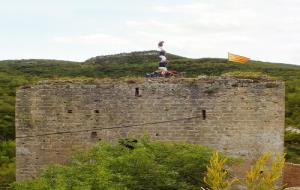 Els Castellers de Mediona homenatgen el pi de la Torre Grossa del Castell de Mediona. Castellers de Mediona