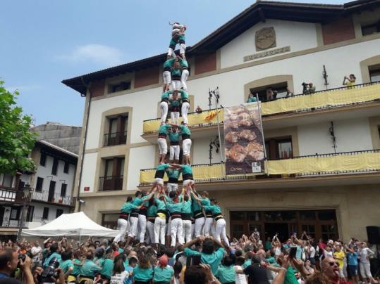 Els Castellers de Vilafranca descarreguen el primer castell de 9 vist mai al País Basc. Castellers de Vilafranca
