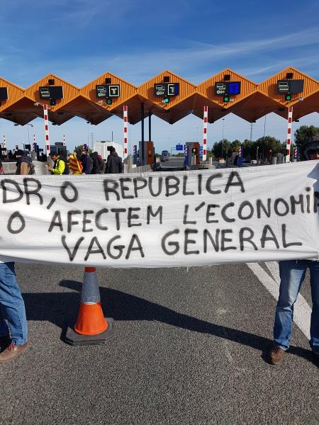 Els CDR aixequen les barreres dels peatges de l'AP-7 del Vendrell. CDR VNG