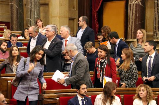 Els diputats de Cs s'aixequen i marxen de l'hemicicle per no votar sobre la suspensió de diputats. ACN