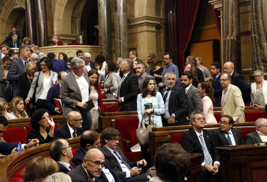 Els diputats de l'oposició unionista deixen els seus escons del Parlament abans de la votació de la Llei de transitorietat. ACN