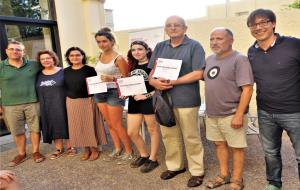 Els guanyadors del 1er concurs de relats sobre voluntariat amb el jurat i autoritats