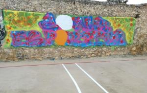 Els joves decoren amb grafits un mur de la zona esportiva. Ajuntament de Canyelles