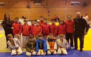 Els judoques de l'escola de Judo Vilafranca amb els seus entrenadors. Eix