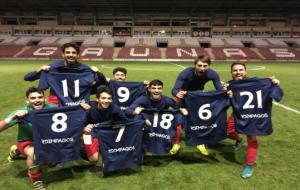 Els jugadors del CF Vilafranca celebrant la victòria a 'Las Gaunas'. Eix