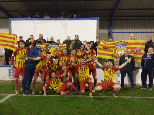 Els jugadors del Vilafranca celebrant la victòria. Eix