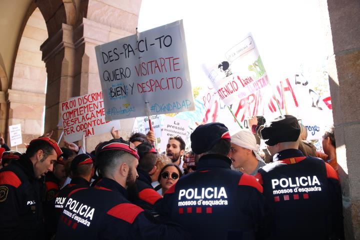 Els metges concentrats al Parlament en el tercer dia de vaga intenten entrar a la cambra. ACN