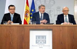 Els ministres d'Economia, Román Escolano, el portaveu del govern espanyol, Íñigo Méndez de Vigo, i el ministre d'Hisenda, Cristòbal Montoro. ACN