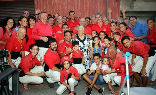 Els Minyons de l’Arboç amb l’Amèlia (al centre) a la cercavila del diumenge de la Festa Major. Eduard Kemperman