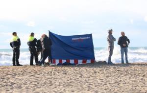 Els Mossos d'Esquadra comproven si el cos de l'home trobat a les Botigues de Sitges és el del desaparegut dimecres. ACN