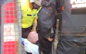 Els Mossos d'Esquadra protegeixen l'entrada d'un manifestant ferit en el moment que entra a l'ambulància en la manifestació contra jusapol. ACN