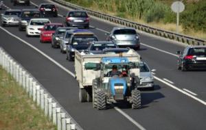 Els pagesos denuncien que el voral per a tractors de la C-15 no estarà construit per la propera verema. Ramon Filella