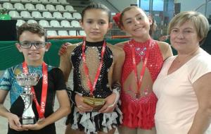 Els patinadors del PA Sitges amb la seva entrenadora. Eix