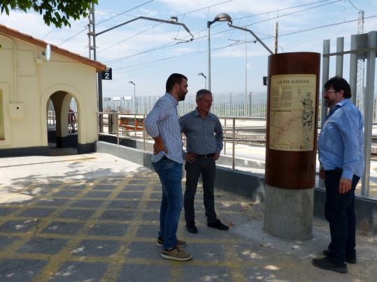 Els presidents del Consorci Enoturisme Penedès, Sergi Vallès, i del Consell Comarcal, Xavier Lluch, i de l'alcalde de Subirats, Pere Pons . CC Alt Pen