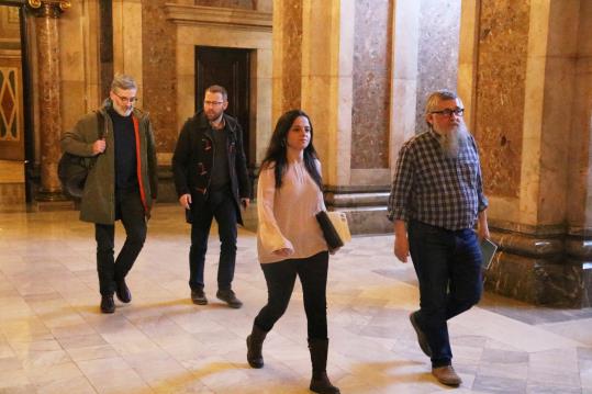 Els quatre diputats de la CUP entrant als despatxos del Parlament per reunir-se amb ERC i JxCat hores abans del ple d'investidura. ACN