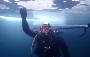 Els submarinistes del Cubelles Sub sota el gel a Panticosa. Eix