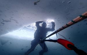 Els submarinistes del Cubelles Sub sota el gel a Panticosa