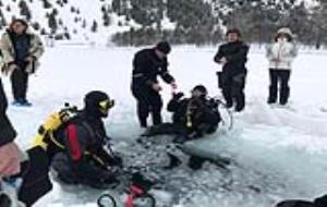 Els submarinistes del Cubelles Sub sota el gel a Panticosa