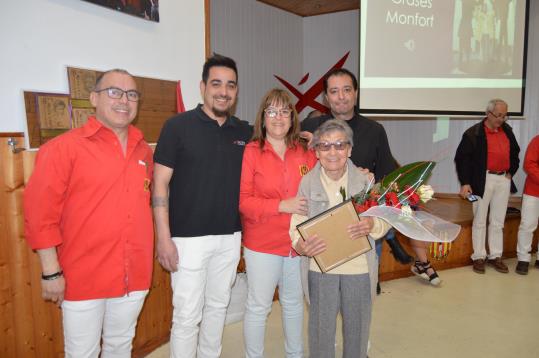 Emotiu homenatge dels Xicots de Vilafranca a la sardanista Carme Grases. Xicots de Vilafranca