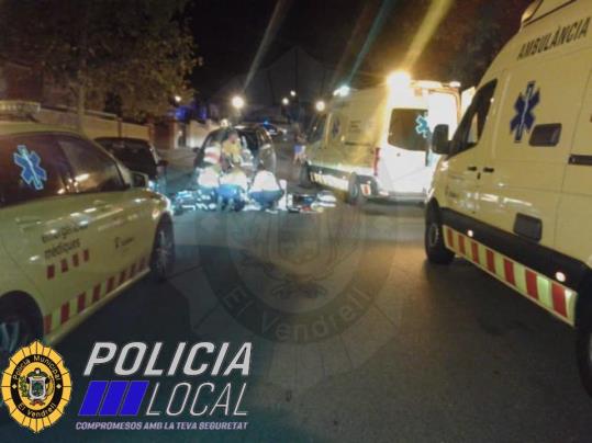 En estat crític una noia de 19 anys que circulava asseguda al capó d’un cotxe al Vendrell. Policia local del Vendrel