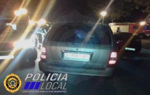 En estat crític una noia de 19 anys que circulava asseguda al capó d’un cotxe al Vendrell