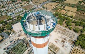 Endesa afronta l'enderroc de l'estructura exterior de de la central tèrmica de Cubelles