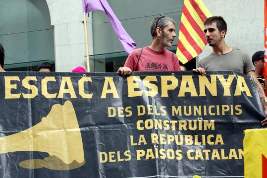 Enric Stern i Jaume Roura, aquest dijous a la plaça del Vi de Girona. ACN