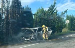 Ensurt a la carretera de l'Arboç, a Vilanova, per l'incendi d'un turisme. EIX