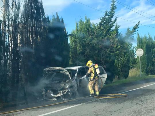 Ensurt a la carretera de l'Arboç, a Vilanova, per l'incendi d'un turisme. EIX