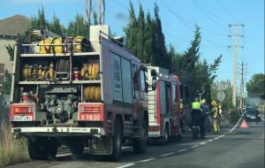 Ensurt a la carretera de l'Arboç, a Vilanova, per l'incendi d'un turisme