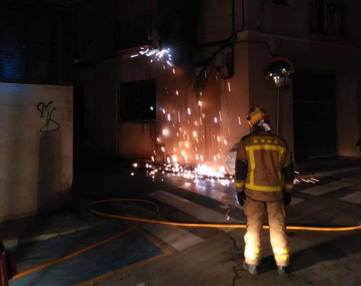 Ensurt al carrer Barcelona, a Vilanova i la Geltrú, per l'explosió d'un transformador elèctric. Policia local de Vilanova
