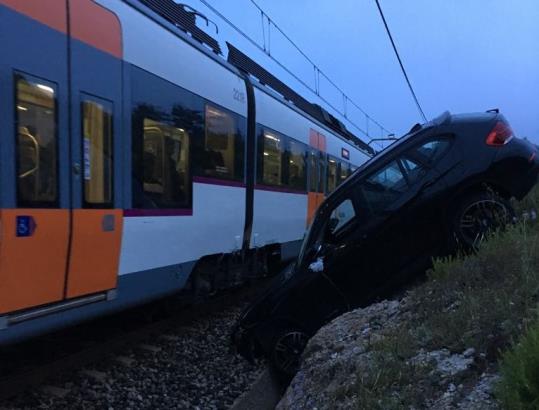 Ensurt als Colls per la caiguda d'un turisme a les vies del tren. Policia local de Vilanova