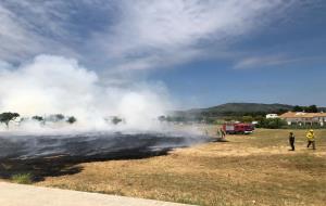 Ensurt per un incendi de matolls a les Roquetes a poques hores de la revetlla