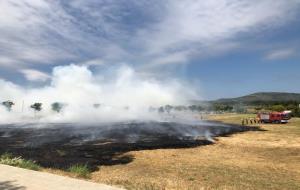 Ensurt per un incendi de matolls a les Roquetes a poques hores de la revetlla