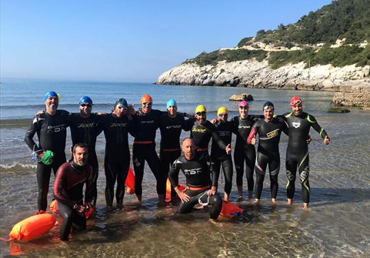 Entrenament d'aigües obertes amb els nois i noies del Club Natació Sitges. Eix