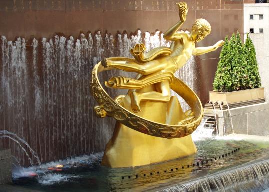 Escultura de Prometeu al Rockefeller Center de Nova York, EUA.. Eix