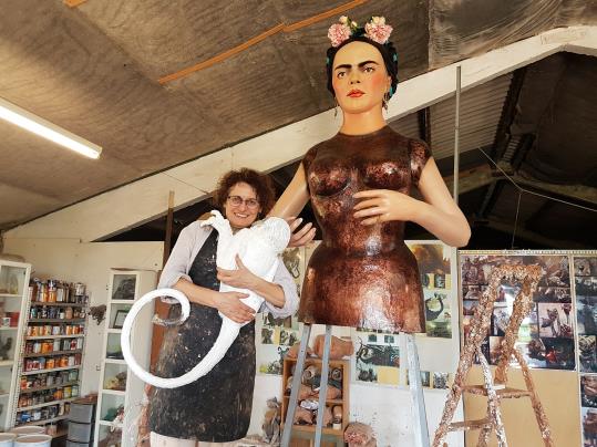 Estrena de Frida, la primera geganta adaptada, obra de la vilafranquina Dolors Sans. Dolors Sans